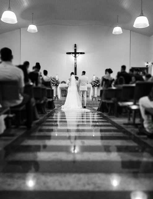 Entrada da noiva na igreja, em preto e branco.